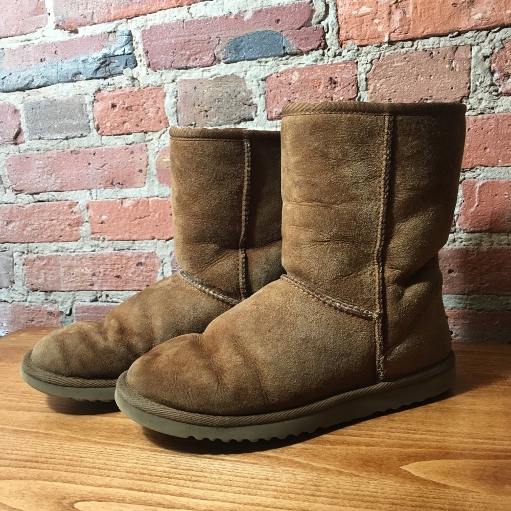EUC Ugg Boots Classic Light Brown short size 6